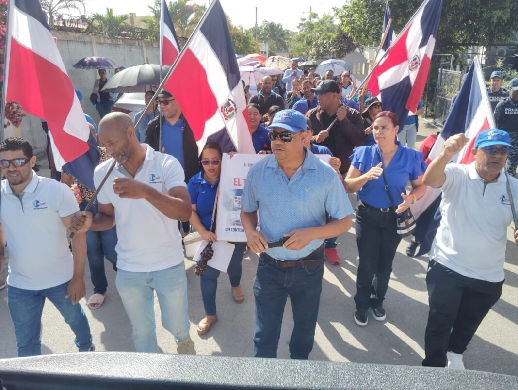 Docentes de Arenoso marchan en reclamo de mejoras en el sector educativo